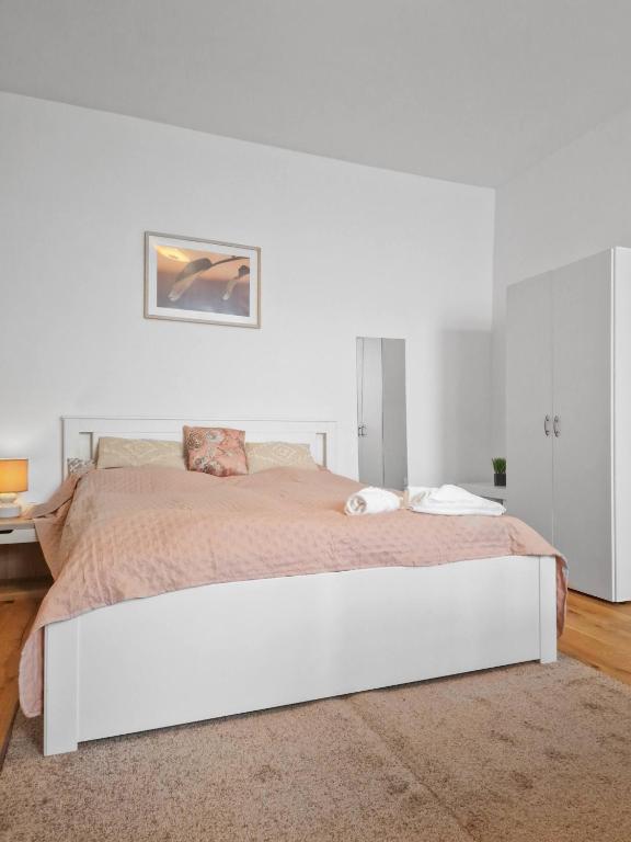 Postel nebo postele na pokoji v ubytování Stockerau Sky Terrace