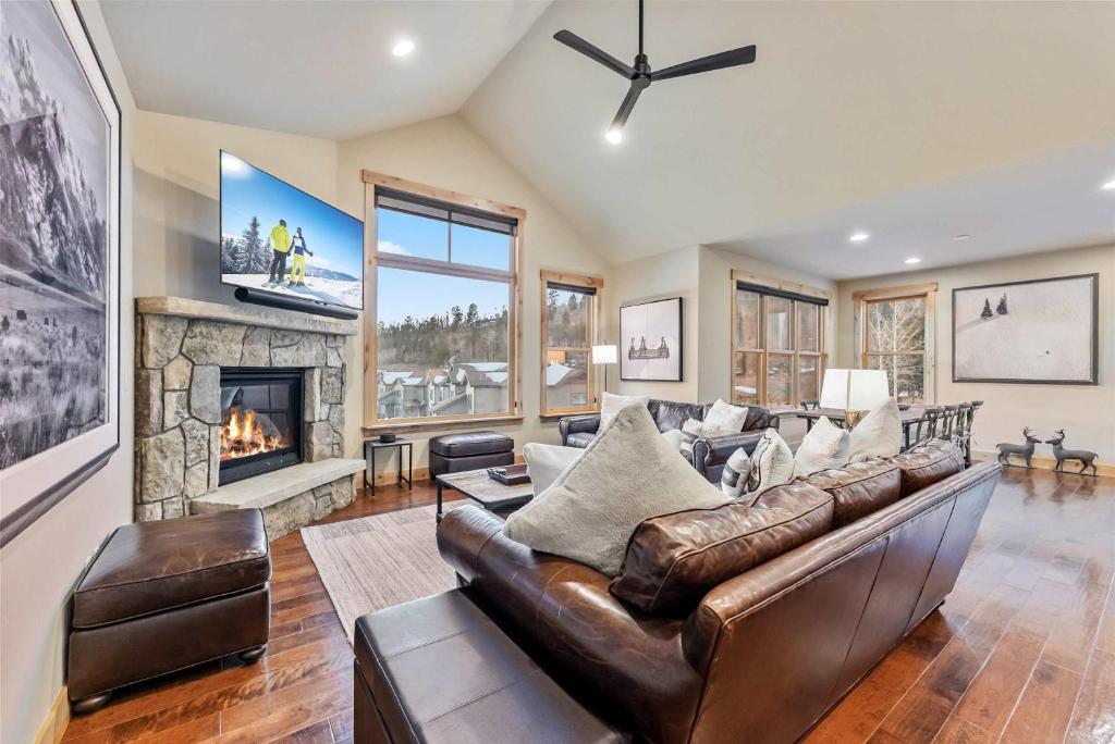 un soggiorno con divano e camino di Modern Keystone Townhome Next to River Run Village a Keystone