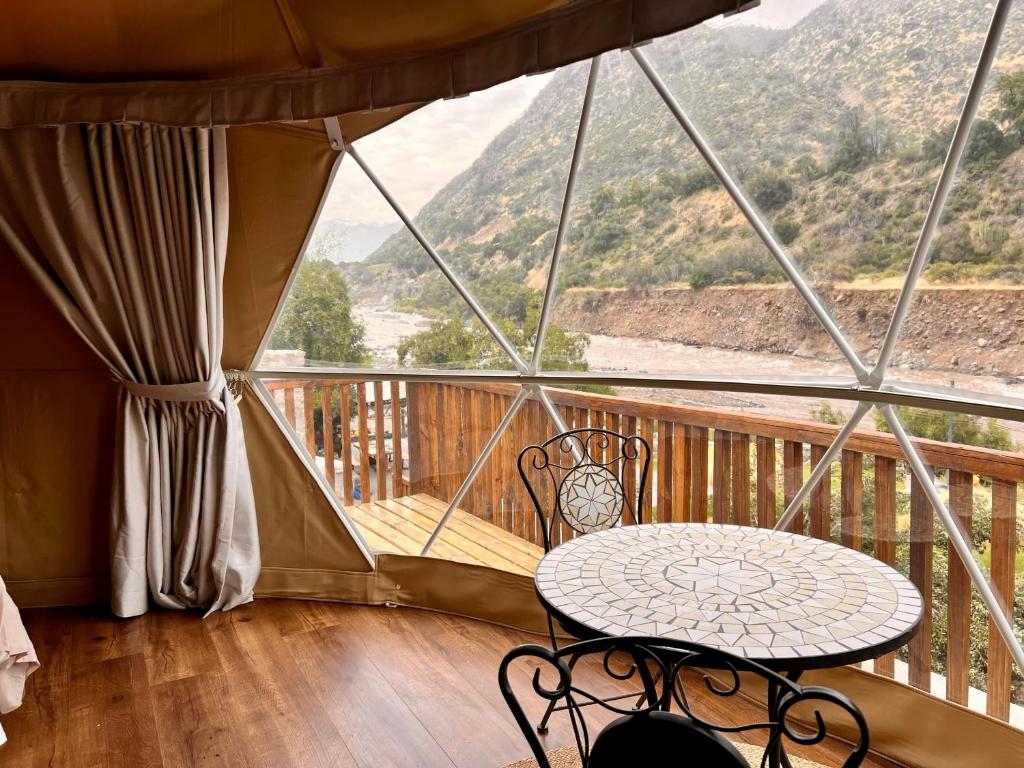 Nespecifikovaný výhled na hory nebo výhled na hory při pohledu z luxury tent