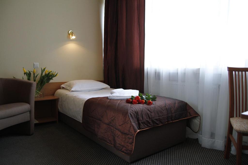 Posteľ alebo postele v izbe v ubytovaní HotelsLublin