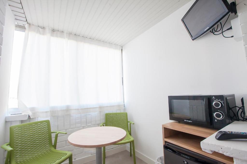 Una televisión o centro de entretenimiento en Hotel A Pamplona