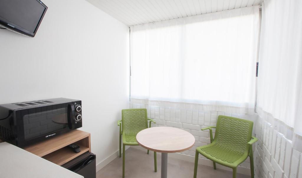 Una televisión o centro de entretenimiento en Hotel A Pamplona