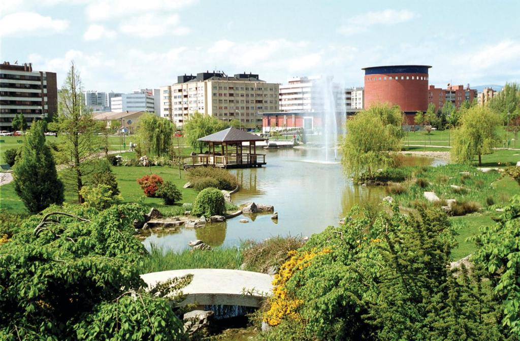vistas a un parque con un estanque y una fuente en Hotel A Pamplona, en Pamplona
