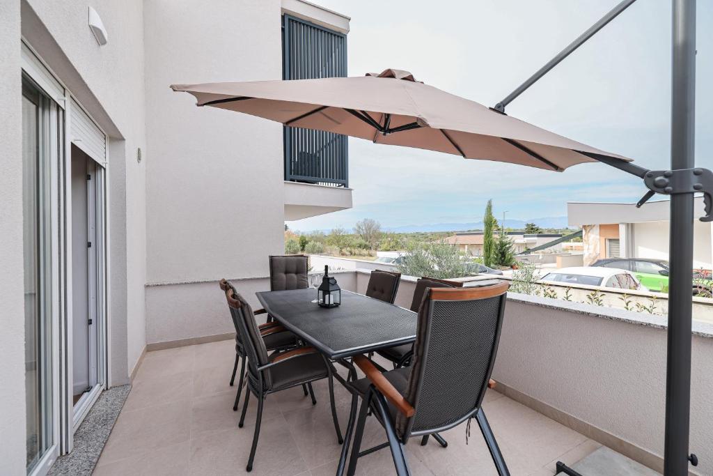 Apartments with parking space Zadar - 23478