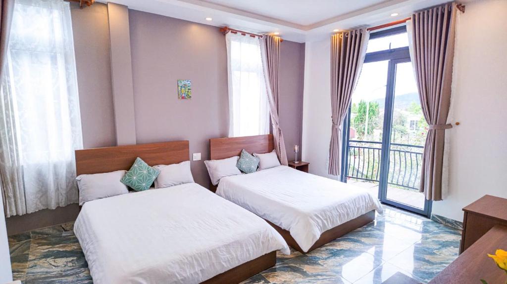 Postel nebo postele na pokoji v ubytování Villa Hotel Rung Thong Da Lat