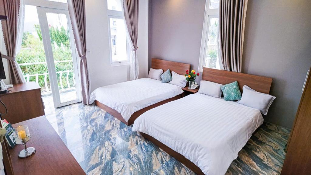 Postel nebo postele na pokoji v ubytování Villa Hotel Rung Thong Da Lat