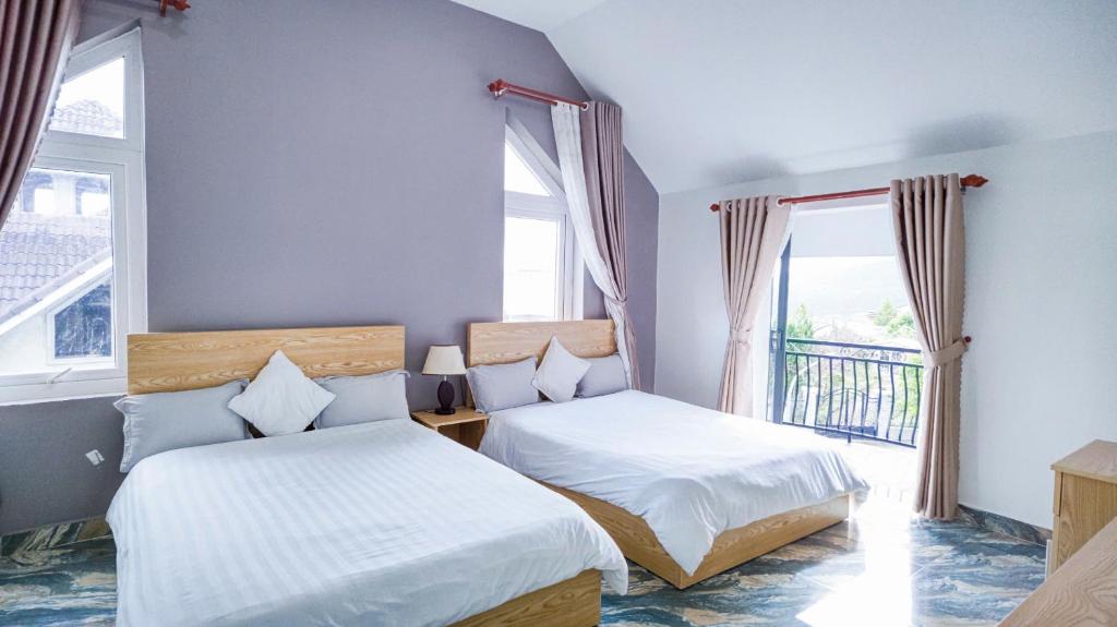 Postel nebo postele na pokoji v ubytování Villa Hotel Rung Thong Da Lat