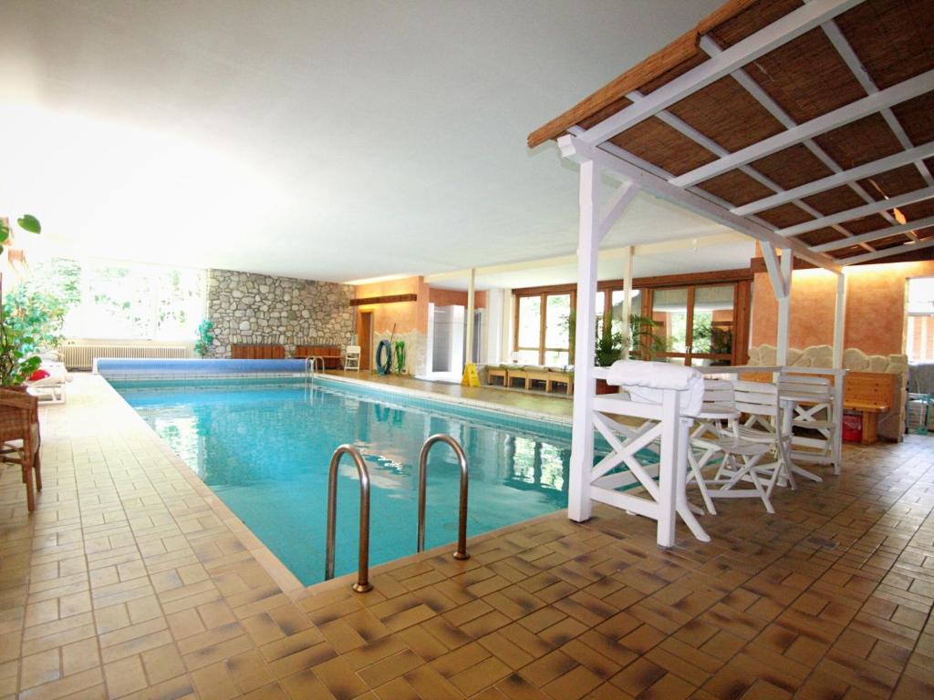Basen w obiekcie Cosy little holiday home in Chiemgau balcony sauna and swimming pool lub w pobliżu