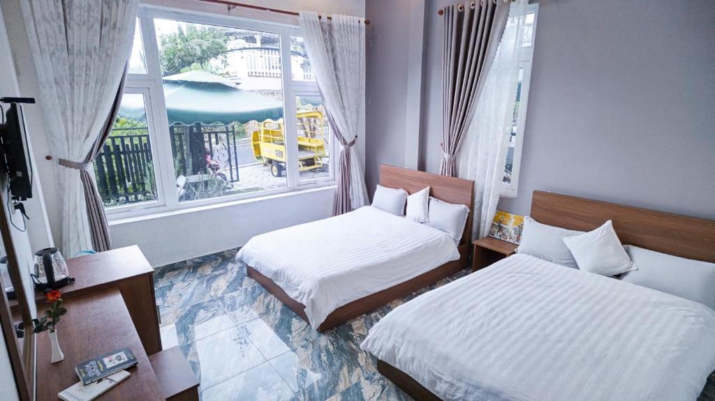 Postel nebo postele na pokoji v ubytování Villa Hotel Rung Thong Da Lat