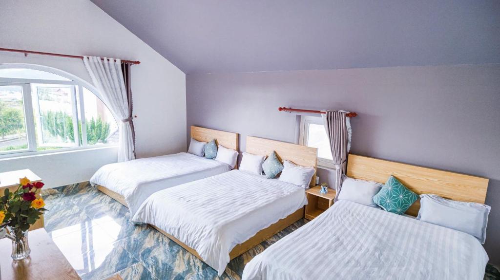 Postel nebo postele na pokoji v ubytování Villa Hotel Rung Thong Da Lat