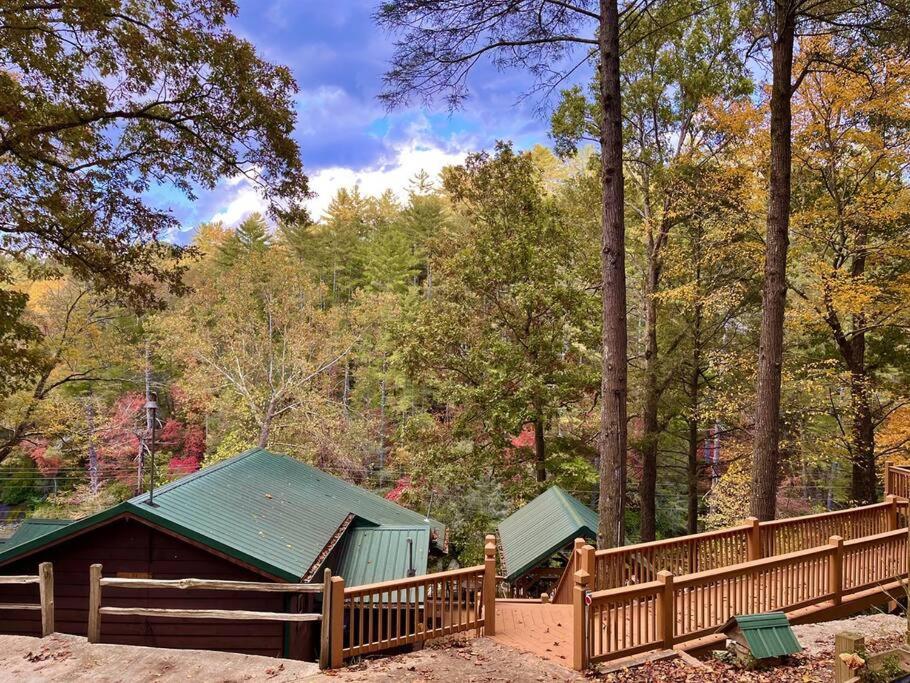 una valla de madera y una cabaña en el bosque en Big Bear Cave, en Blue Ridge