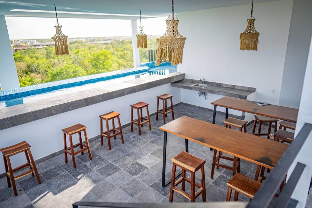 Restaurace v ubytování Top level studio with minifridge microwave and splash pool