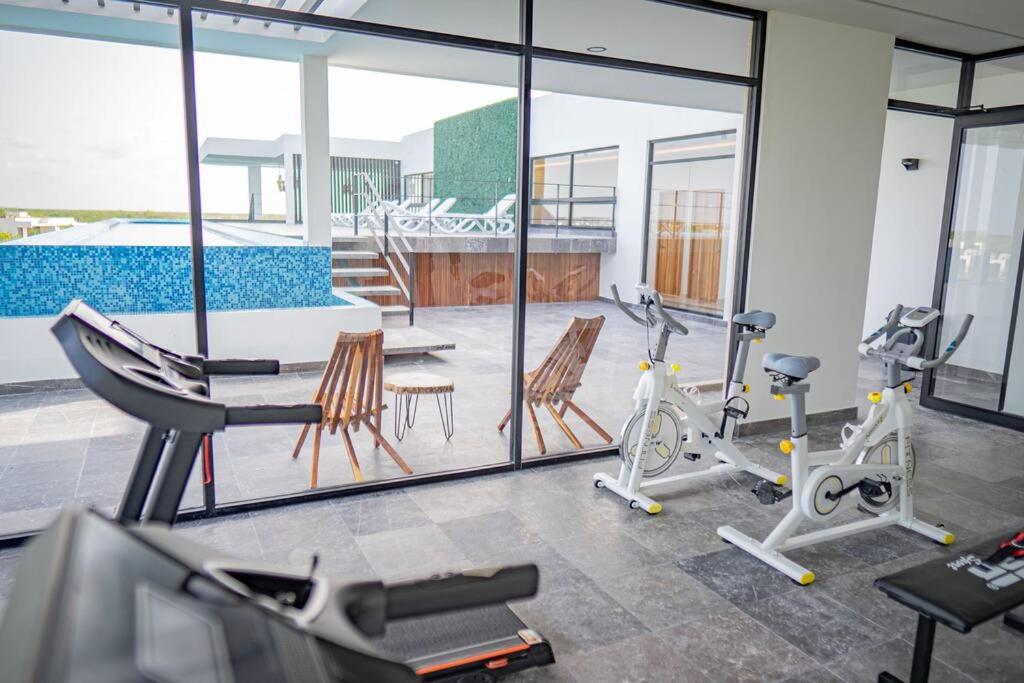 Fitness centrum a/nebo fitness zařízení v ubytování Top level studio with minifridge microwave and splash pool