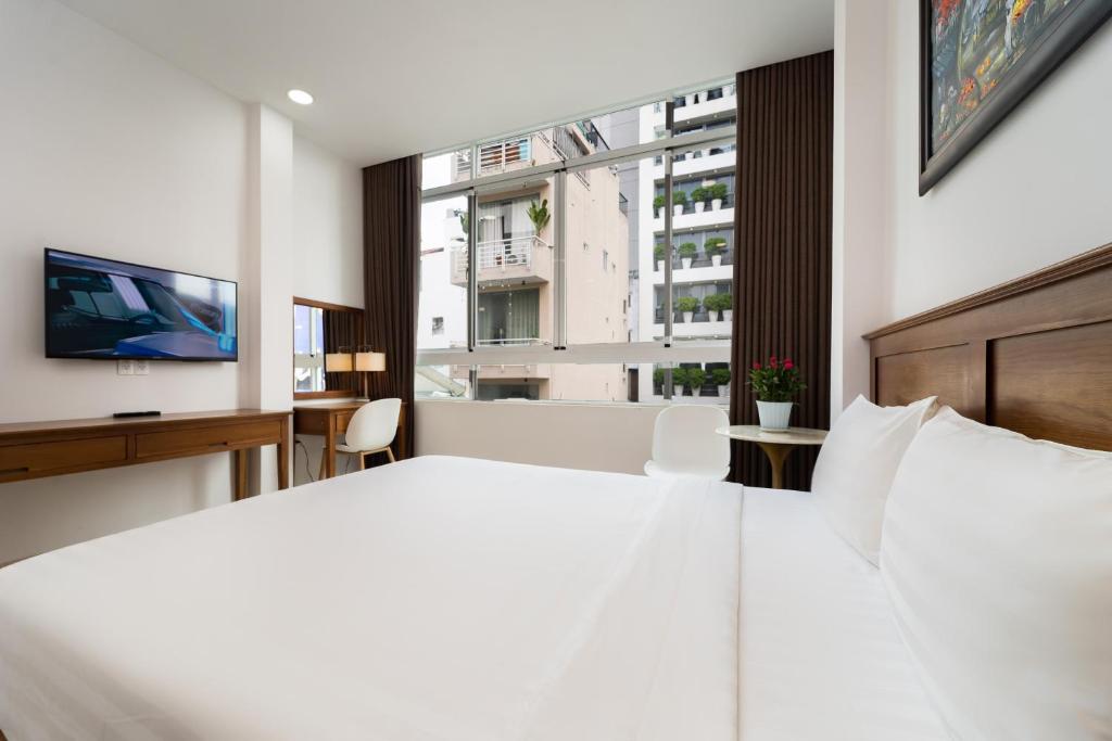 Postel nebo postele na pokoji v ubytování Saigon Park Hotel Dist 1