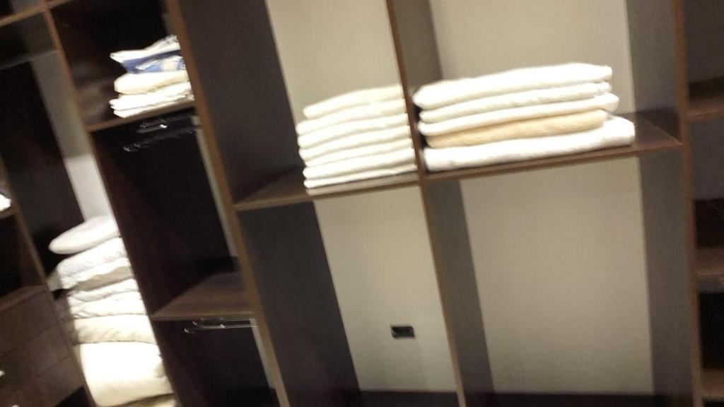 a bathroom with a closet with white towels at Alta vista in El Calafate
