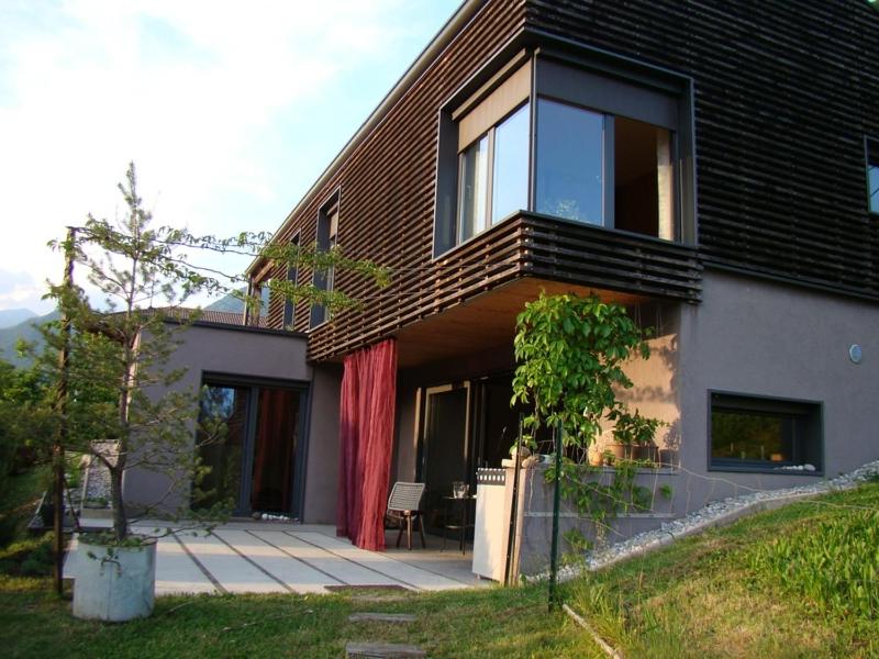 una casa con una cortina roja fuera de ella en Holiday Home Hisa Gusta en Most na Soči