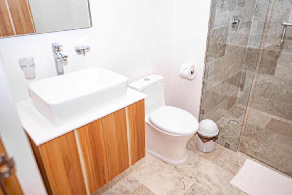 Koupelna v ubytování Top level studio with minifridge microwave and splash pool