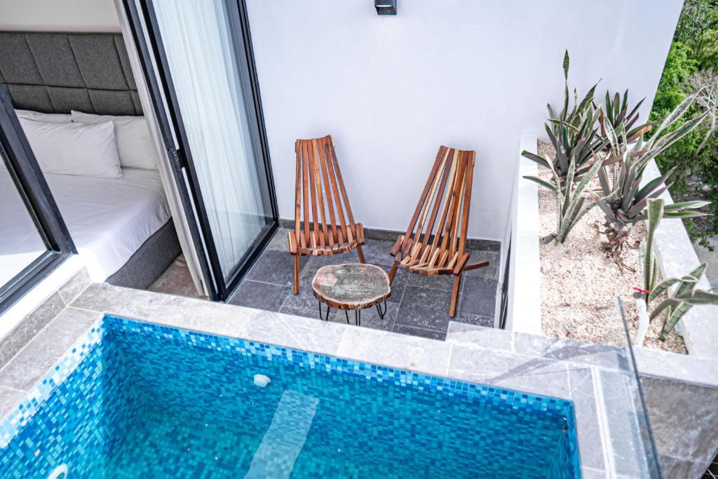 Bazén v ubytování Top level studio with minifridge microwave and splash pool nebo v jeho okolí