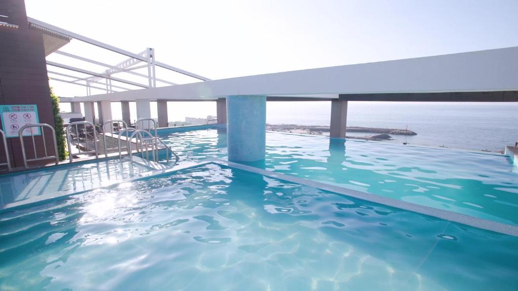 Bazén v ubytování Grabel Hotel Jeju nebo v jeho okolí
