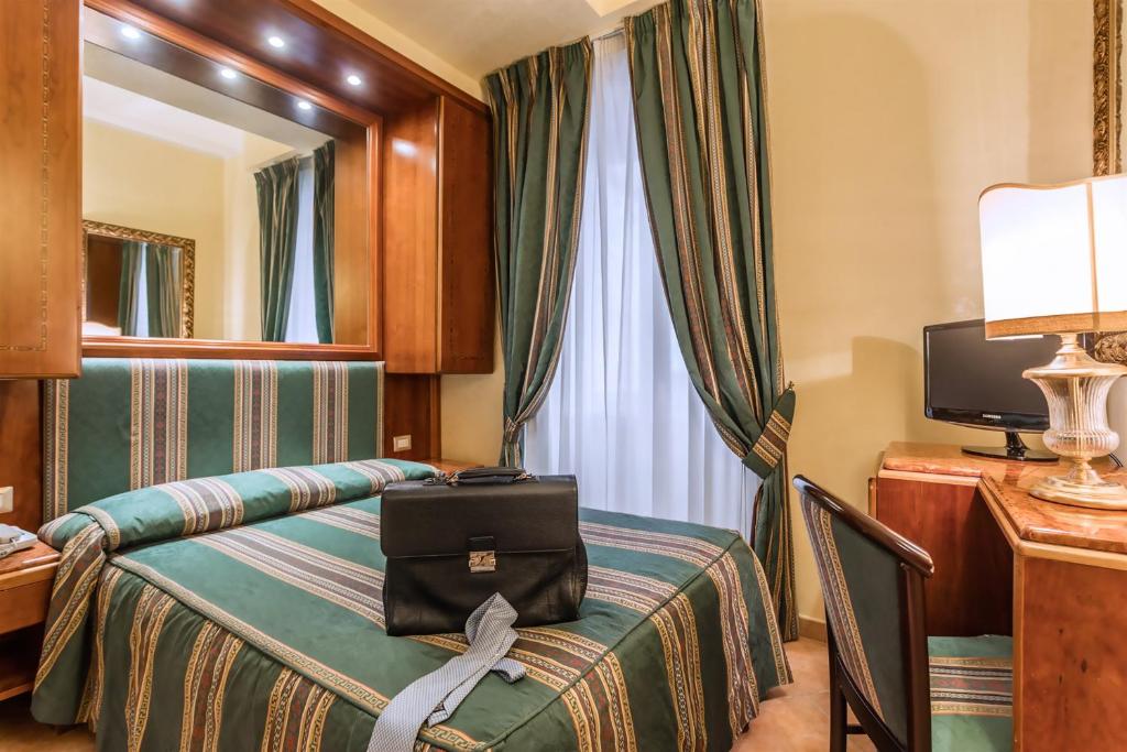 Postel nebo postele na pokoji v ubytování Raeli Hotel Archimede