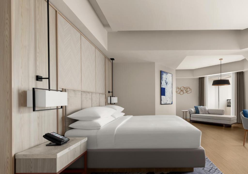 Postel nebo postele na pokoji v ubytování Putrajaya Marriott Hotel