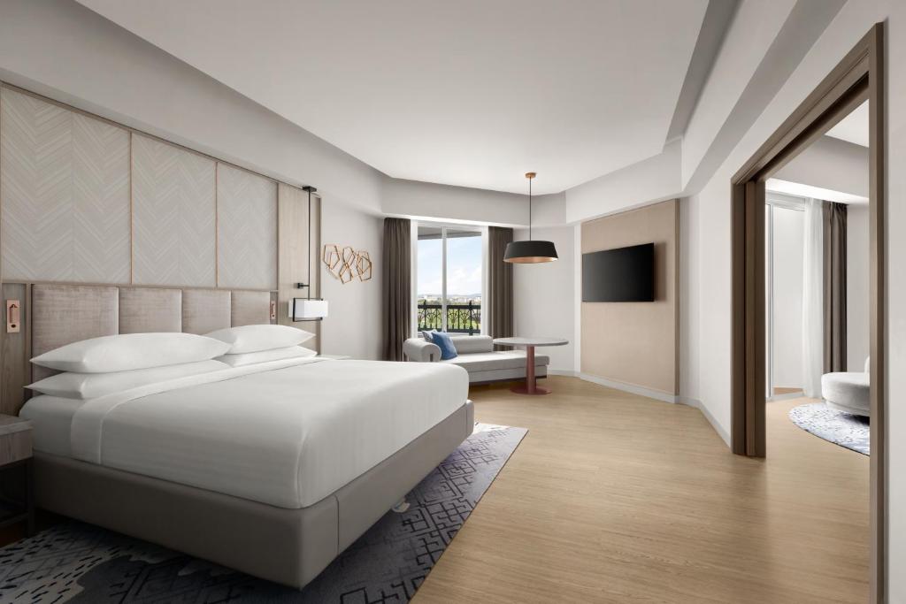 Postel nebo postele na pokoji v ubytování Putrajaya Marriott Hotel