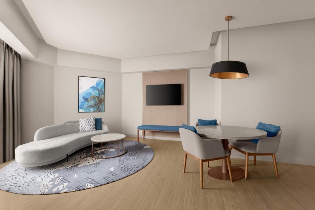 TV a/nebo společenská místnost v ubytování Putrajaya Marriott Hotel