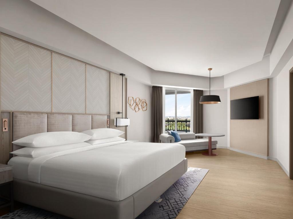 Postel nebo postele na pokoji v ubytování Putrajaya Marriott Hotel