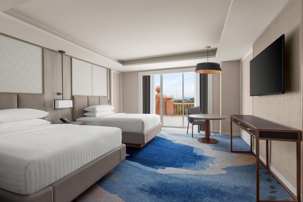 Postel nebo postele na pokoji v ubytování Putrajaya Marriott Hotel