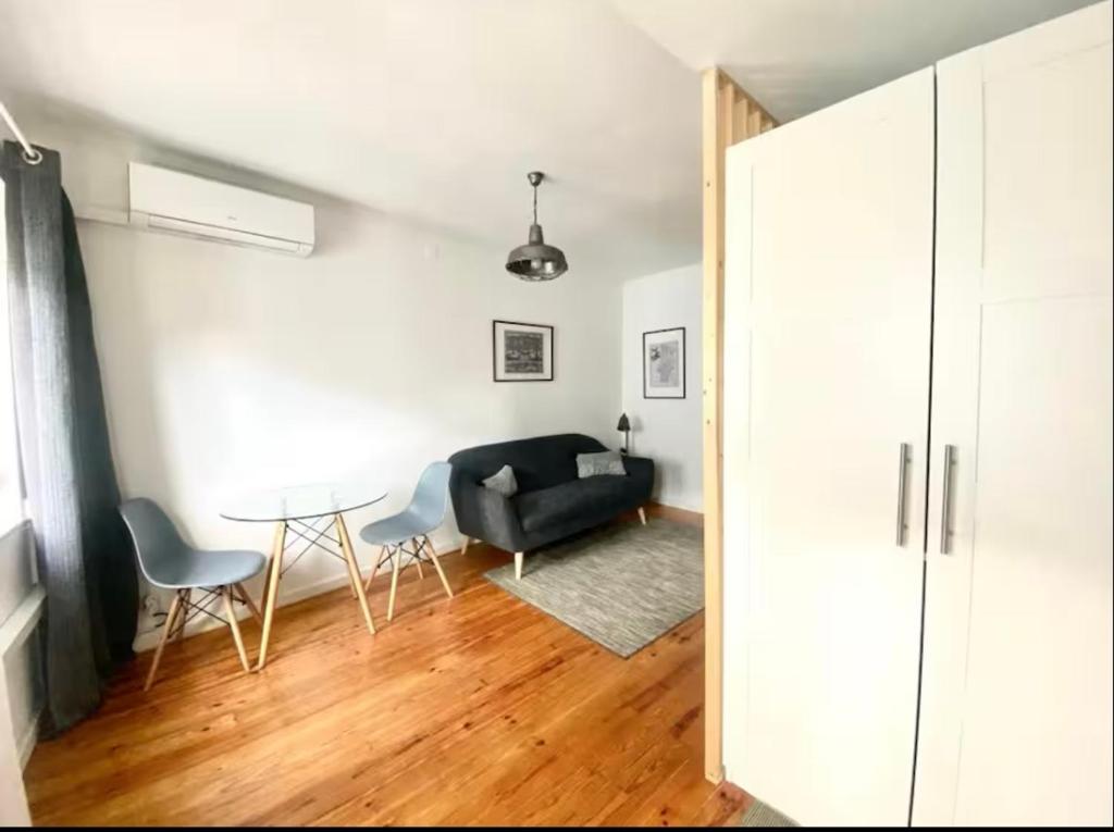 un salon avec un canapé et une table dans l'établissement Al- Hamma Suites II - 2nd floor, à Lisbonne