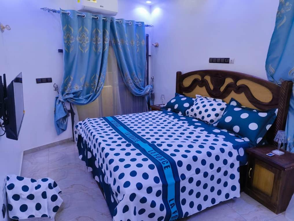 Postel nebo postele na pokoji v ubytování Britis Guest House in Lomé