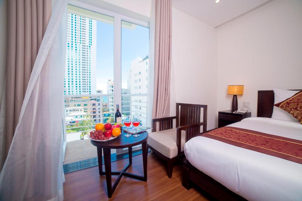 Postel nebo postele na pokoji v ubytování Edele Hotel Nha Trang Beach