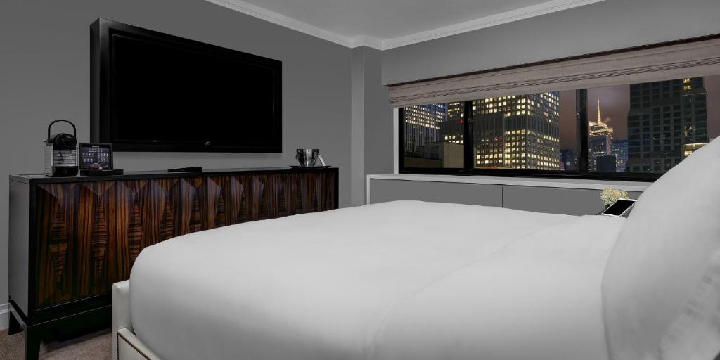 Uma cama ou camas num quarto em The Manhattan at Times Square