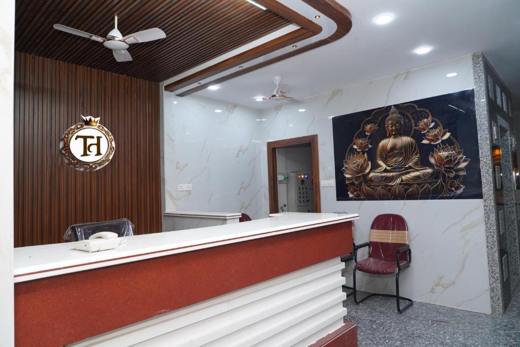 a bar with a clock on the wall of a room at HOTEL THANVI iNN in Guntūr