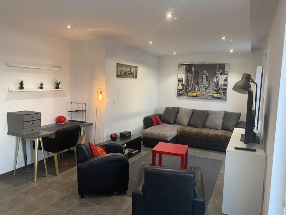 un salon avec un canapé et une table dans l'établissement Rooftop pour 4 personnes, à Strasbourg