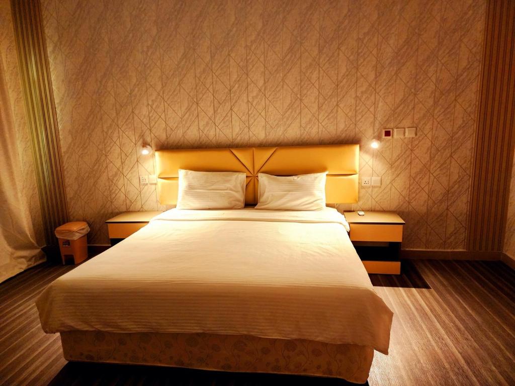 Postel nebo postele na pokoji v ubytování Khasab Hotel