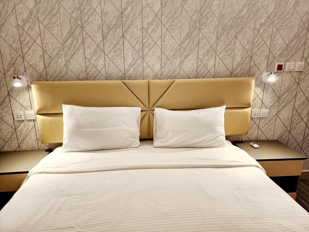 Postel nebo postele na pokoji v ubytování Khasab Hotel
