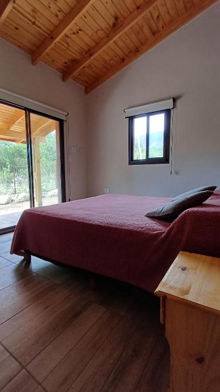 Una cama o camas en una habitación de Refugio Serrano