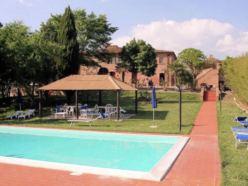 Molino MazzettiにあるFarmhouse with swimming pool and air conditioningの家の隣にガゼボ付きのスイミングプール