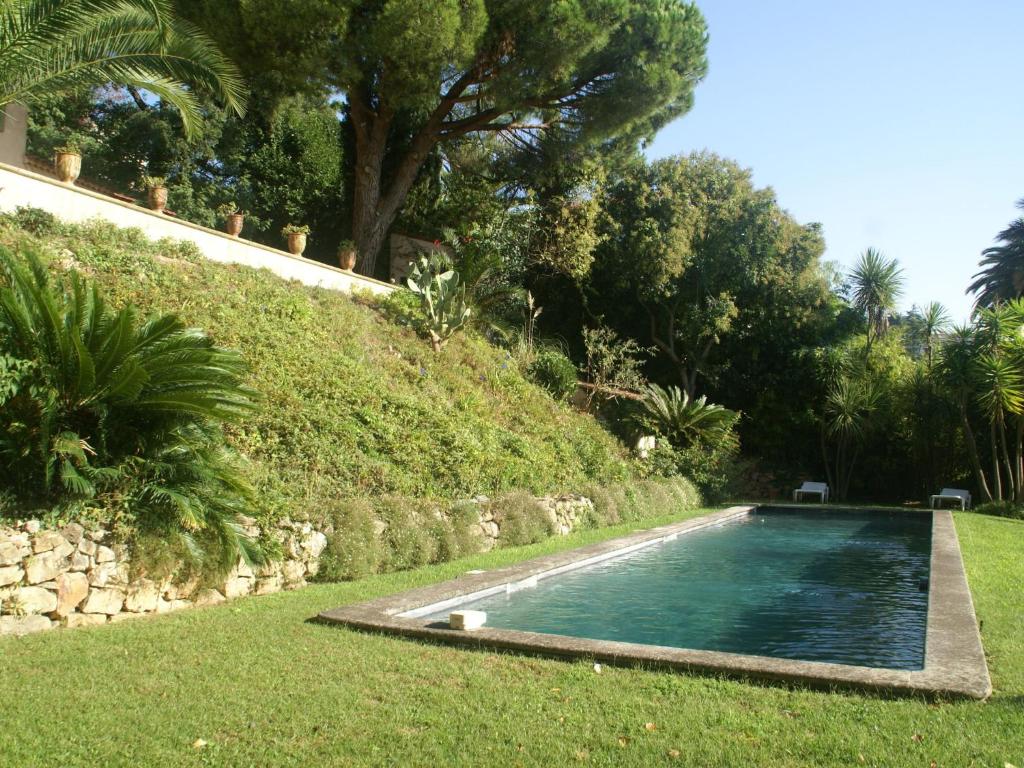 カンヌにある18th century villa in Cannes with poolの庭中のスイミングプール