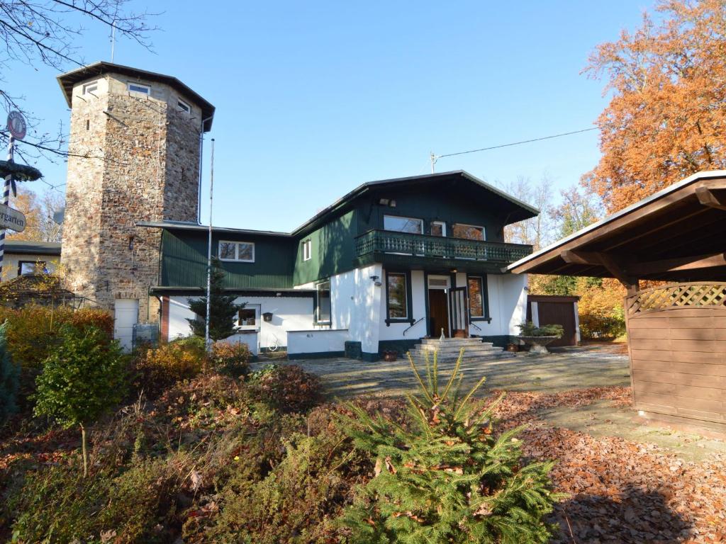 ein großes Haus mit einem Steinkamin darüber in der Unterkunft Beautiful Holiday Home in Bad ems with Sauna in Kemmenau