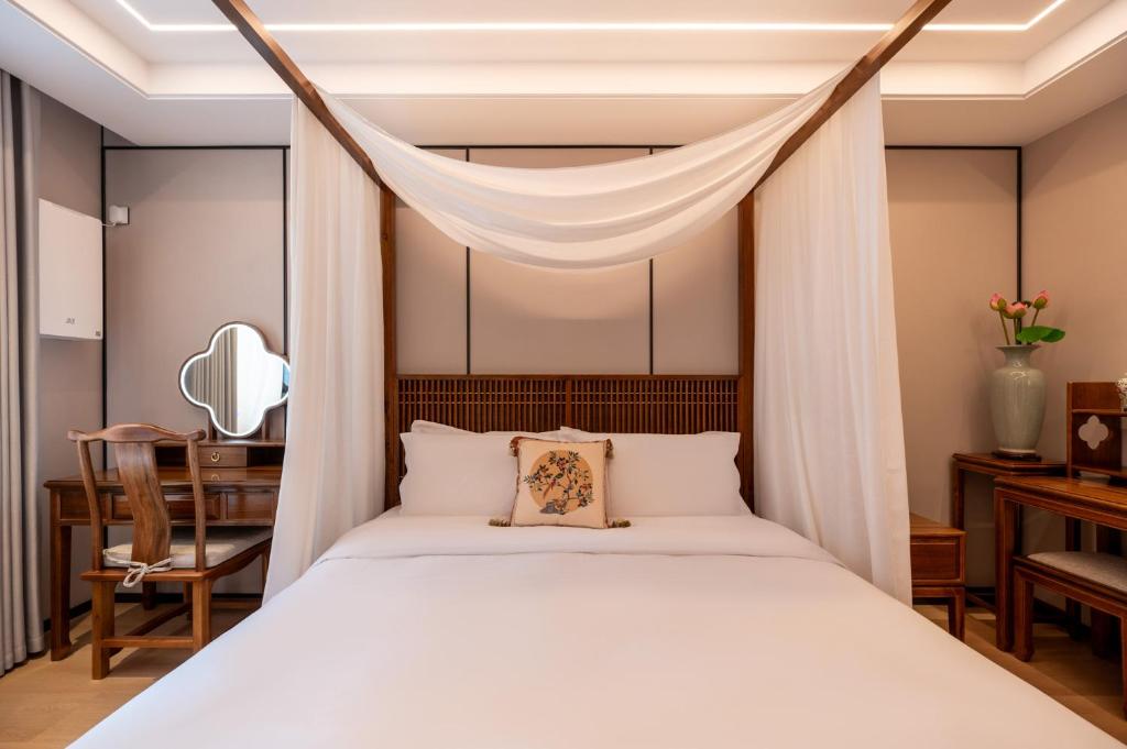 Postel nebo postele na pokoji v ubytování Fuxue QiuGuo Hotel Beijing Nanluoguxiang Siheyuan Branch