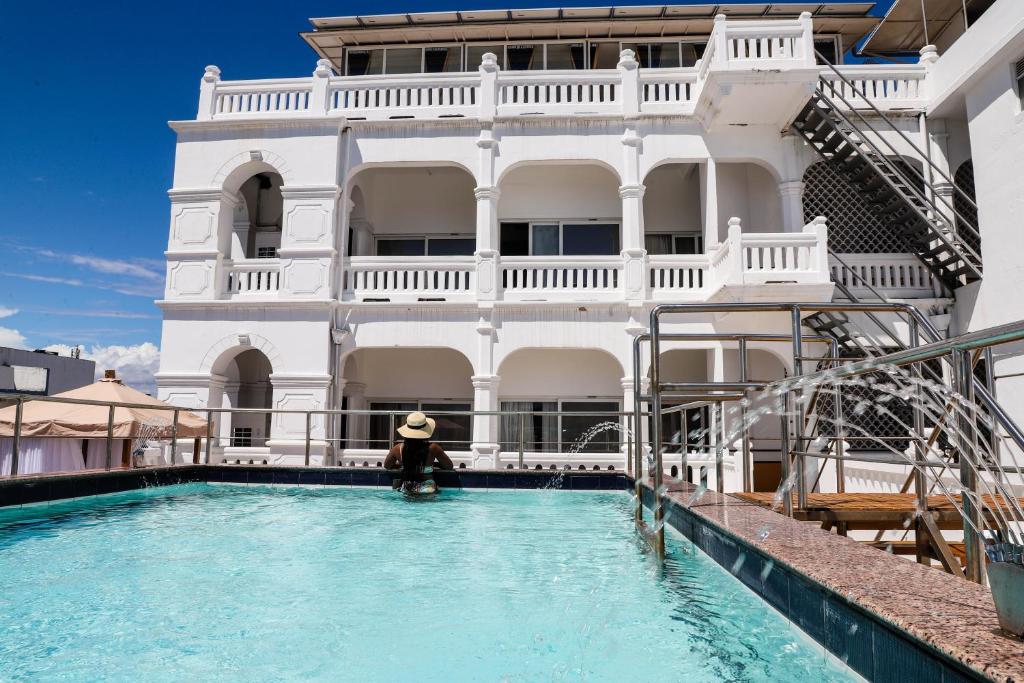 Bazén v ubytování Sentrim Castle Royal Hotel nebo v jeho okolí