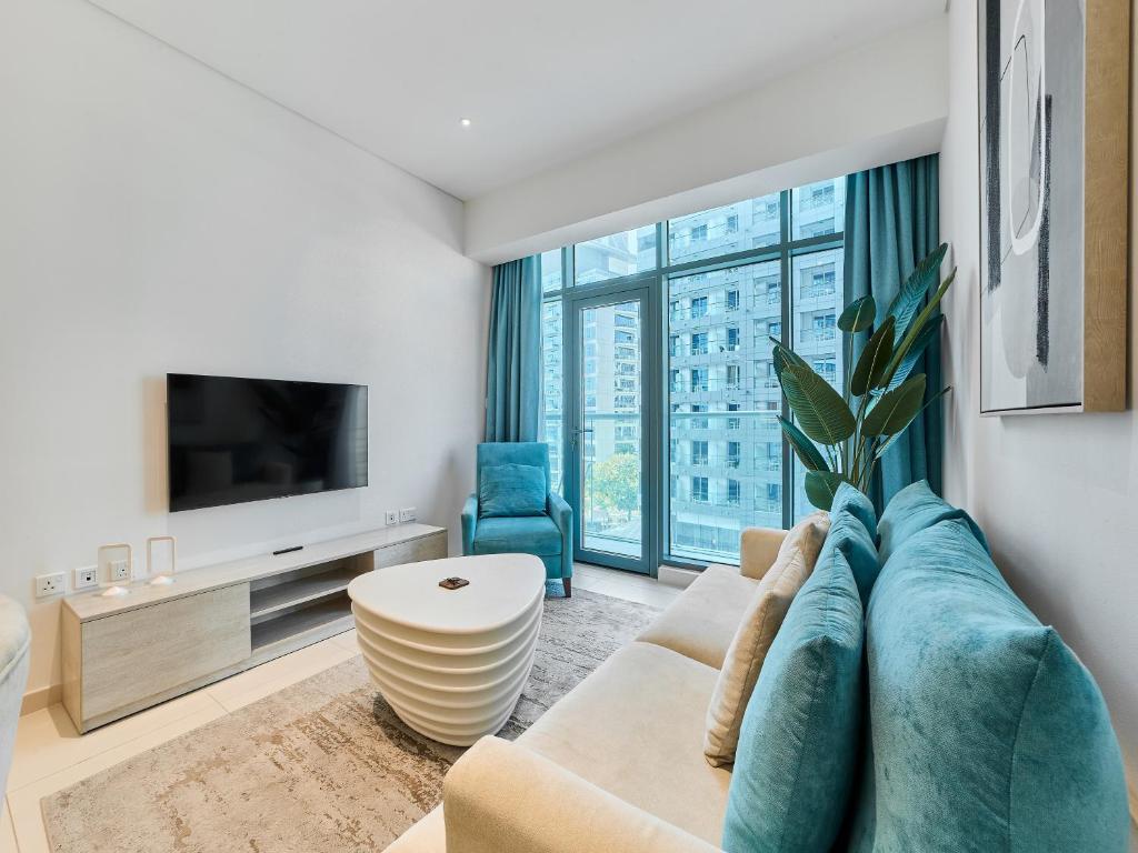 TV a/nebo společenská místnost v ubytování First Class Apartments in Seven Palm with direct Access to the West Palm Beach and Nakheel Mall
