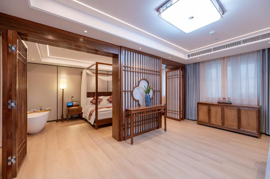 Postel nebo postele na pokoji v ubytování Fuxue QiuGuo Hotel Beijing Nanluoguxiang Siheyuan Branch