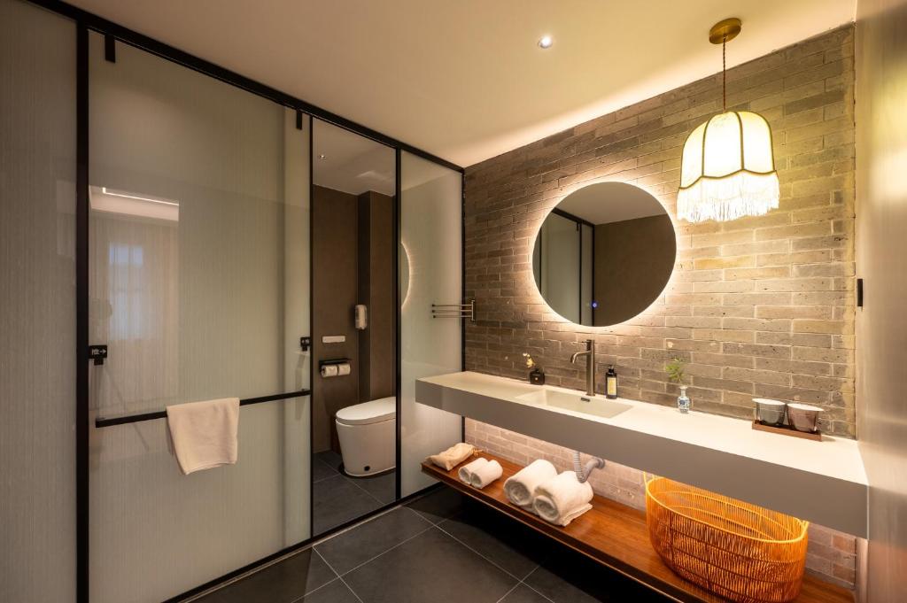 Koupelna v ubytování Fuxue QiuGuo Hotel Beijing Nanluoguxiang Siheyuan Branch
