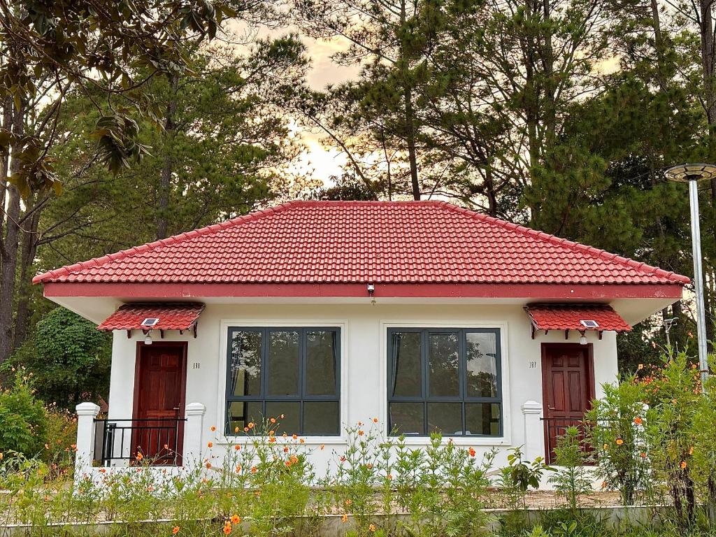 une petite maison avec un toit rouge dans l'établissement Boeung Kirirum Lumhae Resort, à Phumĭ Péam Lvéa