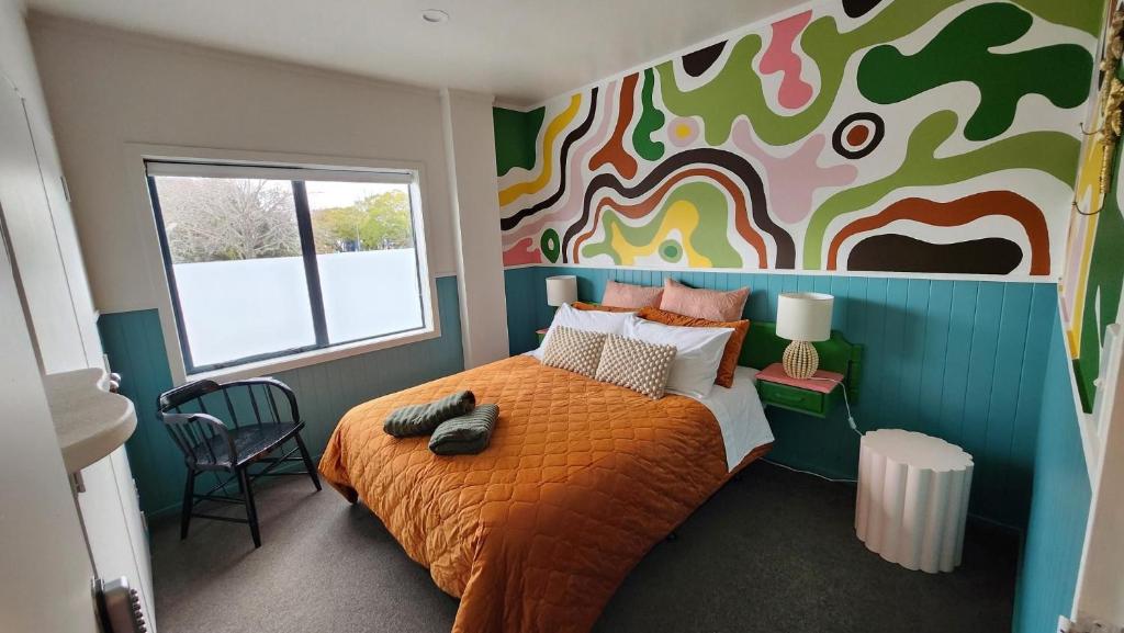 
Queen Room with Shared Bathroom
