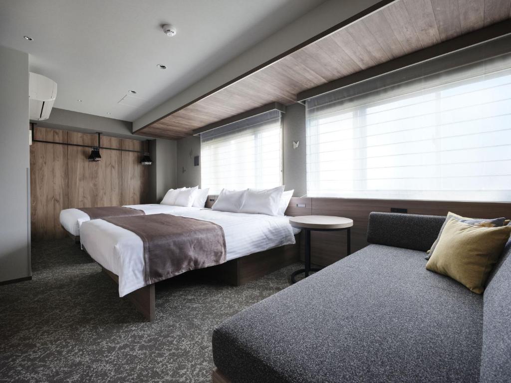 En eller flere senge i et værelse på MONday Apart Premium Kyoto Sta Kamogawa