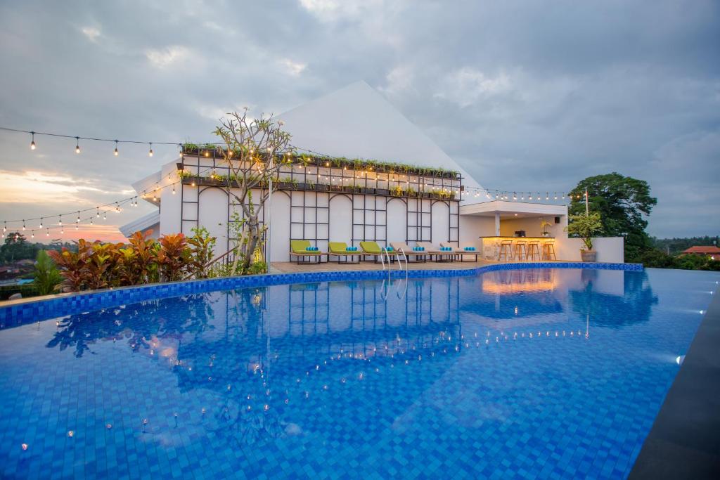Bazén v ubytování RV Hotel Gianyar nebo v jeho okolí